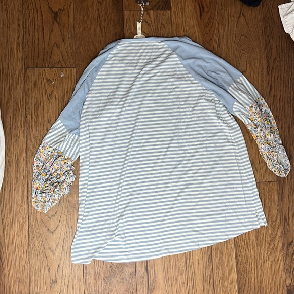 Matilda Jane Umgee Blue Relaxed 3/4 Sleeve Tee with flower details - Picture 4 of 4